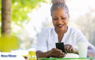 A senior woman uses caregiver apps on her smartphone to help her organize her schedule.